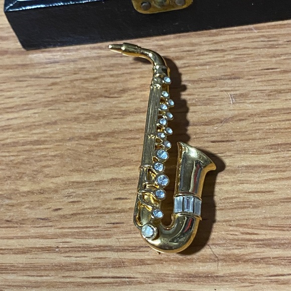 ❤️ Saxophone Musical Instrument Pin - Picture 6 of 6